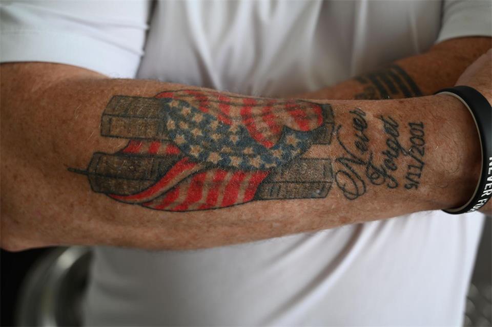 Es hat Jahre gebraucht, bis Feuerwehrmann Andrews sich nach 9/11 ein Bild der in eine amerikanische Flagge gehüllten Zwillingstürme auf den Unterarm tätowieren lassen konnte. Anne Pollmann/dpa