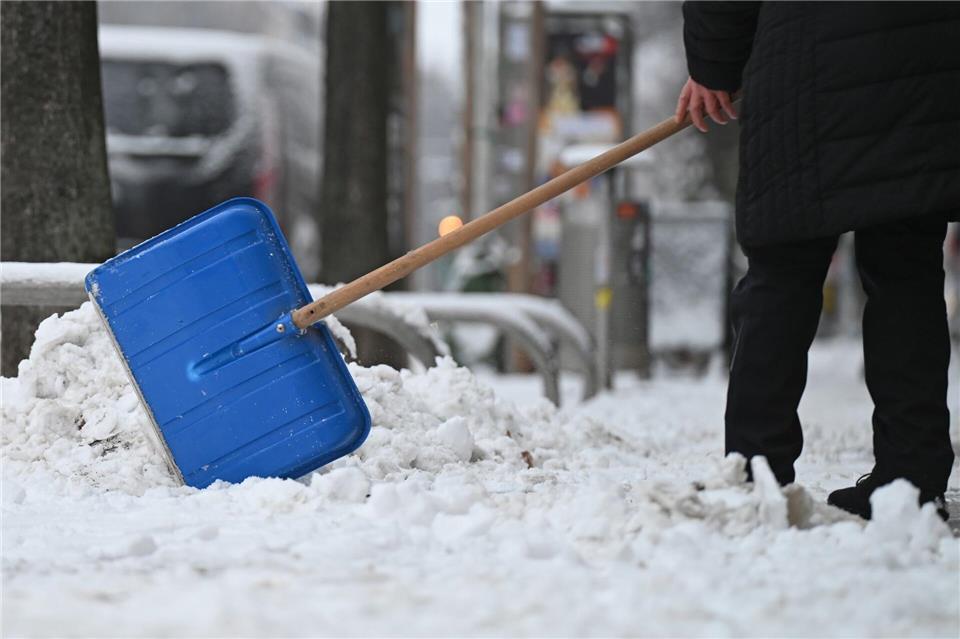 Es hat in einigen Regionen Sachsens, Sachsen-Anhalts und Thüringens in diesem Winter viel geschneit - trotzdem sind die Böden trockener als sonst und das Grundwasser nicht erholt, so Hydrologe Andreas Marx vom Leipziger Helmholtz-Zentrum für Umweltforschung. (Archivbild)David Hammersen/dpa