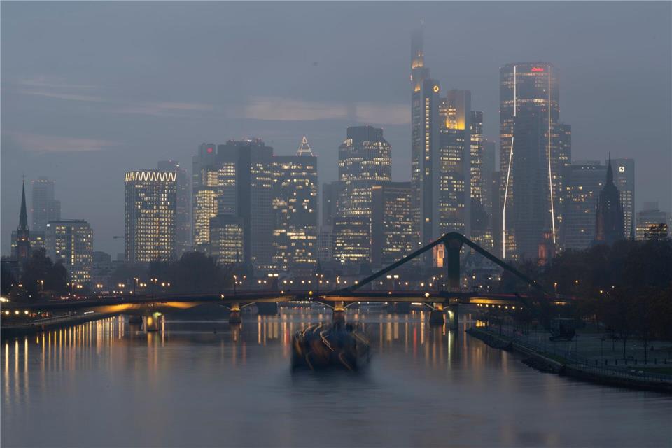 Es herrscht Nebel am Sonntag in Hessen - so auch in Frankfurt. (Archivbild)Boris Roessler/dpa