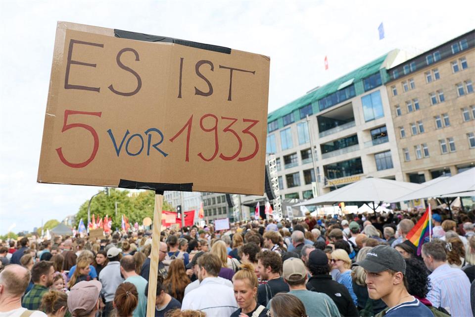 Es ist „5 vor 1933“, warnt eine Demoteilnehmerin.Georg Wendt/dpa