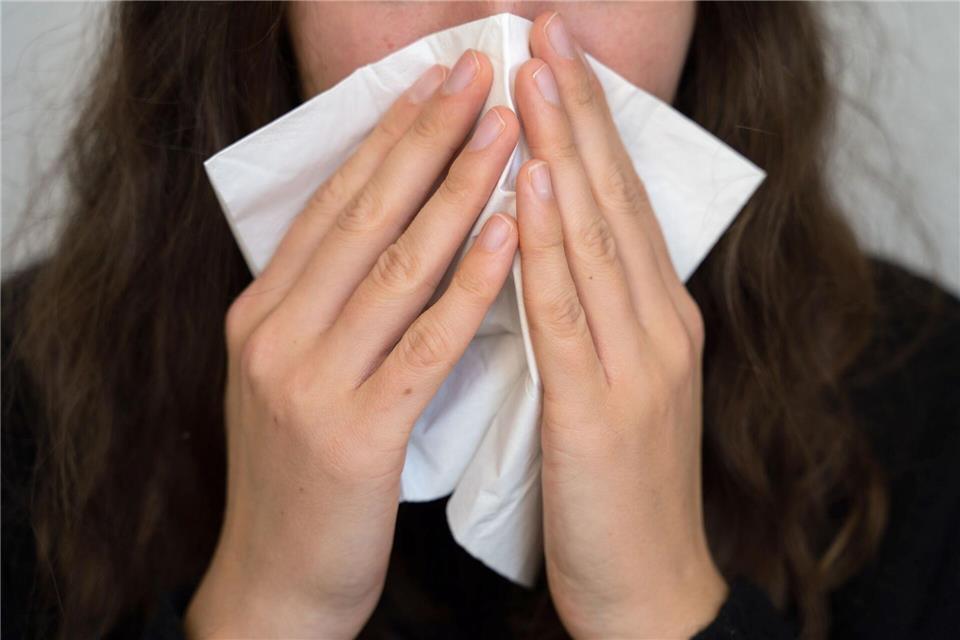 Zahl der Atemwegsinfekte in MV nimmt zu  Es ist Herbst. Das merken auch die Arztpraxen. Immer mehr Patienten klagen über Erkältungssymptome. (Symbolbild)Alicia Windzio/dpa