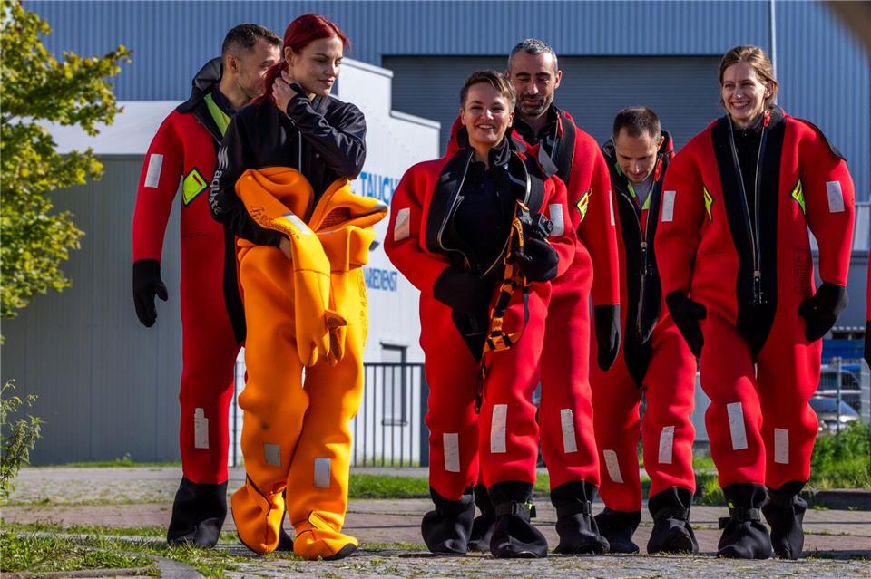 Angehende Astronauten paddeln für den Notfall Es ist bereits das dritte Mal, dass Astronauten in Rostock das Überleben auf See trainieren.Jens Büttner/dpa