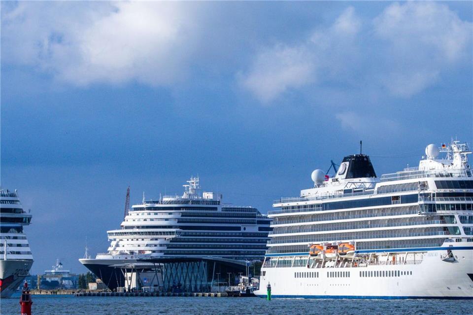 Es ist bereits der dritte Dreifachanlauf in dieser Saison im Warnemünder Hafen.Jens Büttner/dpa