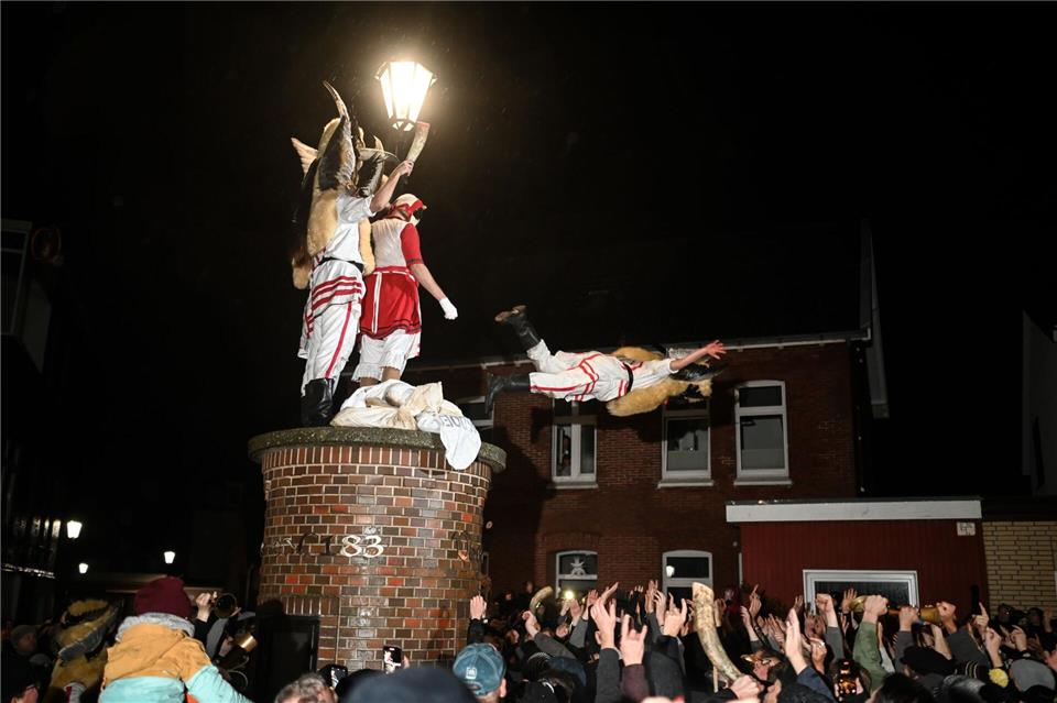 Es ist ein Brauch, bei dem junge Männer im Mittelpunkt stehen - die Ursprünge des Klaasohm-Festes liegen im Dunkeln. (Archivbild)Lars Penning/dpa