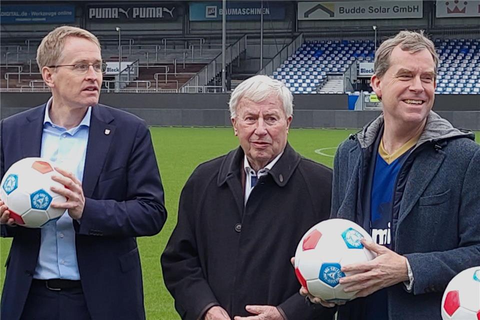 „Es ist ein historischer Tag für Kiel“, sagte Oberbürgermeister Ulf Kämpfer (r).Felix Müschen/dpa