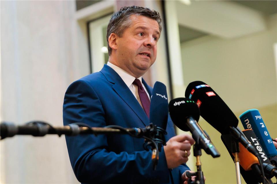„Es ist für mich egal, ob es ein Mann oder eine Frau ist“, sagt der sachsen-anhaltische Ministerpräsident Sven Schulze (CDU). (Archivbild)Carsten Koall/dpa