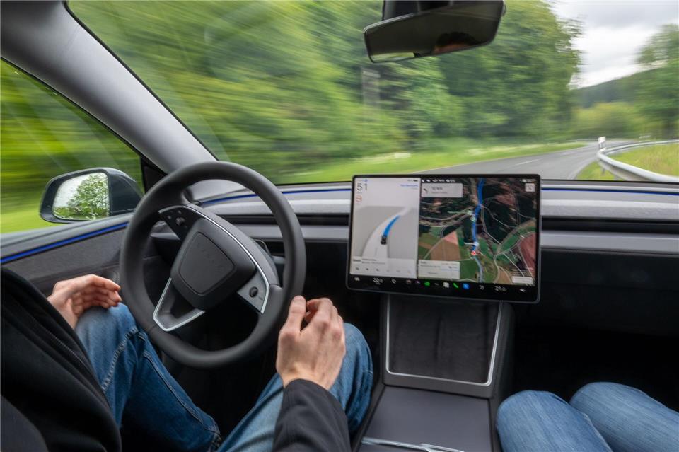 Es ist in Europa das erste Shuttle-Projekt, bei dem Teslas mit der Software „Full Self-Driving (Überwacht)“ fahren (Archivbild)Harald Tittel/dpa