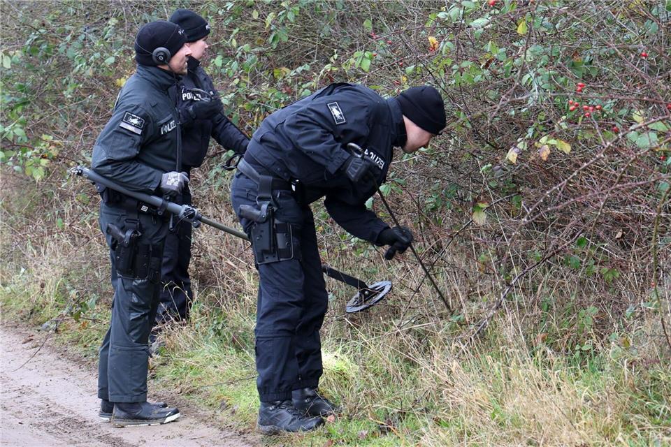 Es ist nicht das erste Mal, dass die Polizei zum Leichenfundort zurückkehrt.Bernd Wüstneck/dpa