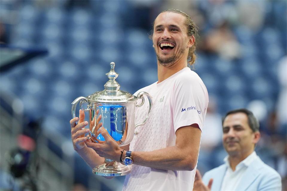 Es ist sein Jahr: Alexander Zverev freut sich über seinen zweiten Grand-Slam-Titel.Kirsty Wigglesworth/AP/dpa