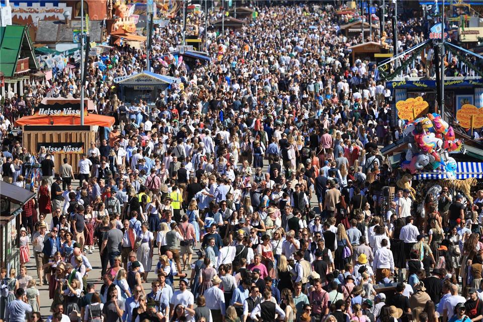 31 Grad auf der Wiesn - Hitze macht Besuchern zu schaffen Es ist viel los zum Start der Wiesn.Karl-Josef Hildenbrand/dpa