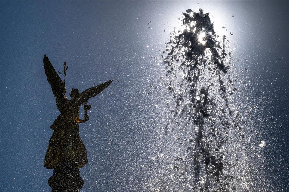 Es ist warm - und wird noch wärmer. Peter Kneffel/dpa