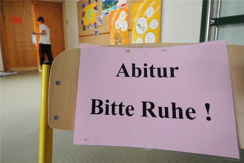 Es ist wieder so weit: Am Mittwoch beginnen die Abiturprüfungen im Freistaat. (Archivbild)picture alliance / Armin Weigel/dpa