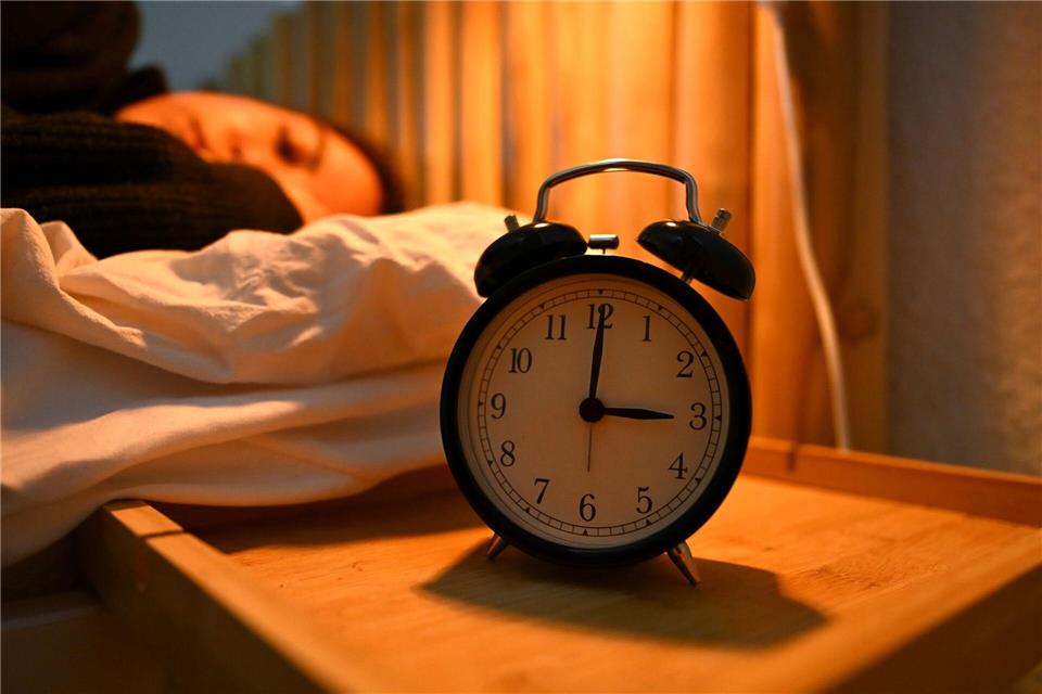 Es ist wieder so weit: Die Sommerzeit beginnt in der Nacht zu Sonntag. (Symbolbild) Elisa Schu/dpa