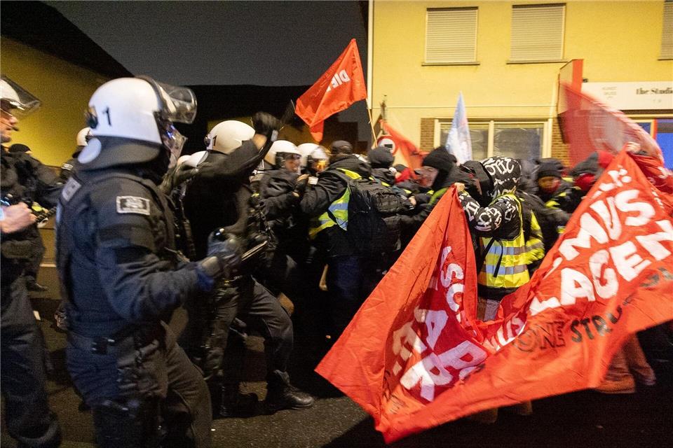 Es kam zu Zusammenstößen von Demonstranten und Polizei.Lando Hass/dpa