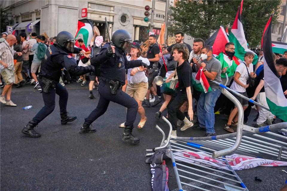 Es kam zu Zusammenstößen zwischen Polizei und Demonstranten.Manu Fernandez/AP/dpa