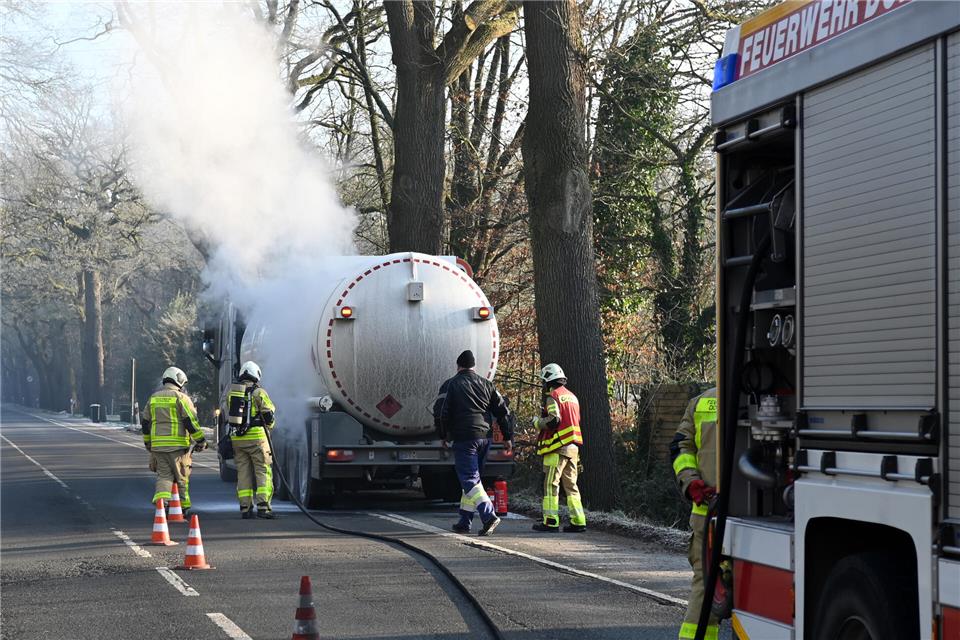 Bremse eines Tanklasters gerät in Dorsten in Brand: Fahrer reagiert schnell  Es kam zu einer starken Rauchentwicklung.