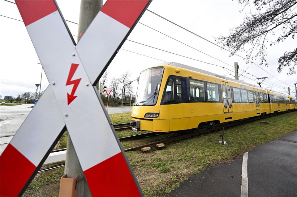 Es kam zum Zusammenstoß der Stadtbahn mit dem Auto. (Symbolbild)Bernd Weißbrod/dpa
