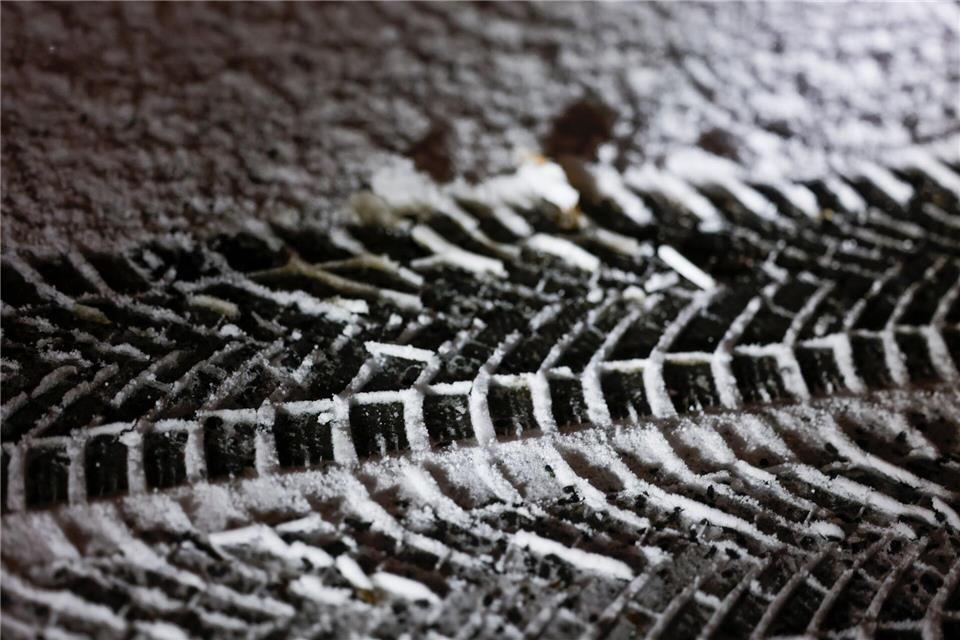 Es kann glatt werden auf den Straßen in NRW. (Symbolbild)Thomas Banneyer/dpa