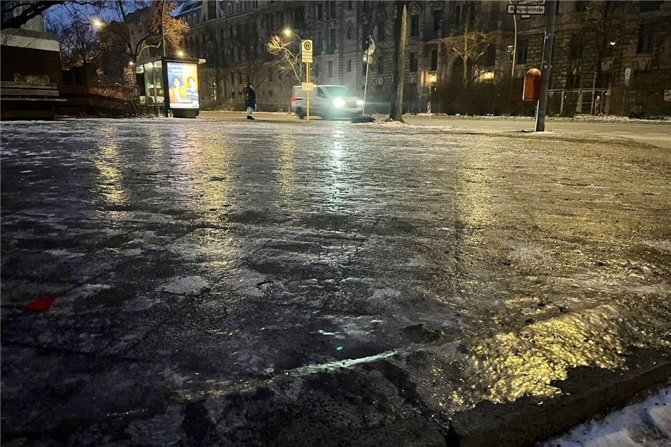 Es kann wieder - oder weiter - glatt werden.Caroline Bock/dpa