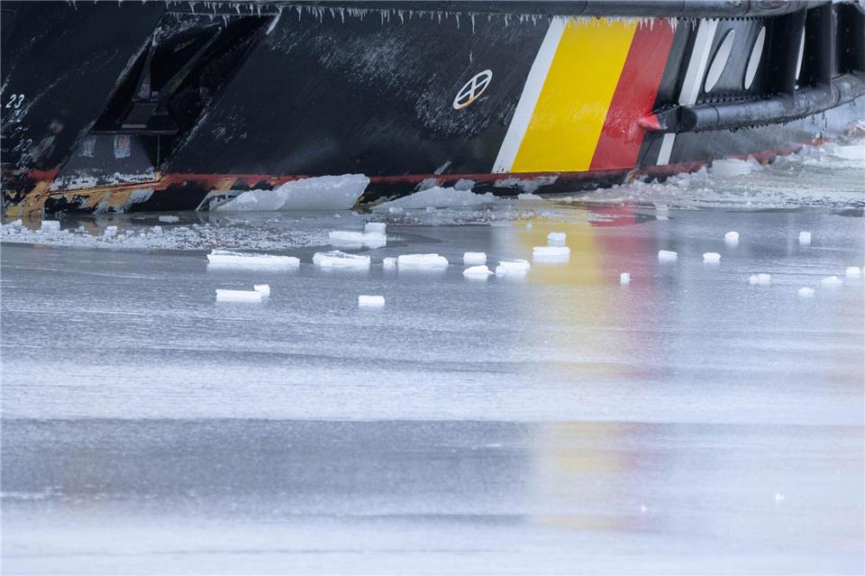 Es knackt und kracht, wenn der Eisbrecher „Görmitz“ seine Arbeit macht.  Stefan Sauer/dpa