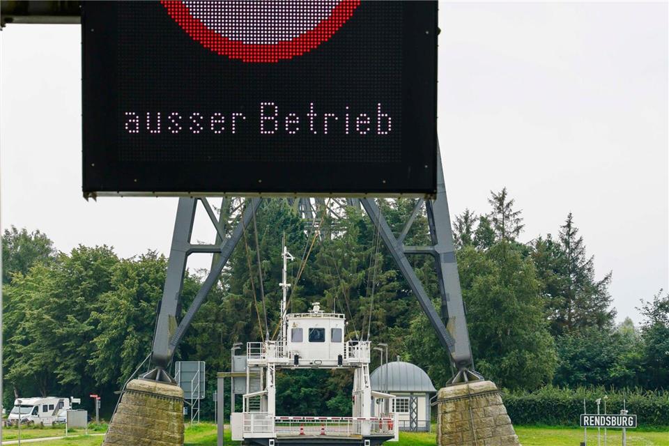 Es kommt endlich wieder Bewegung in die seit März still stehende Schwebefähre in Rendsburg. Diese Woche sind erste Probefahrten vorgesehen. (Archivfoto)Frank Molter/dpa