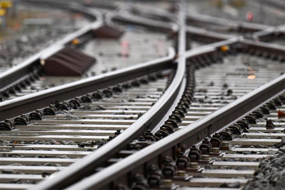Es kommt zu Einschränkungen wegen Bauarbeiten auf der Bahnstrecke Kiel-Lübeck. (Symbolbild)Hendrik Schmidt/dpa