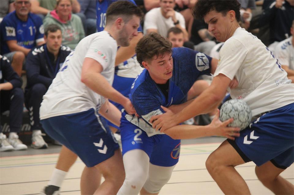 Es läuft bei den Handballern des TV Borken: Auf den Auswärtssieg in Oberhausen ließen Jan-Hendrik Gesing (Mitte) und seine Teamkollegen einen deutlichen Heimsieg gegen TV Kapellen folgen.