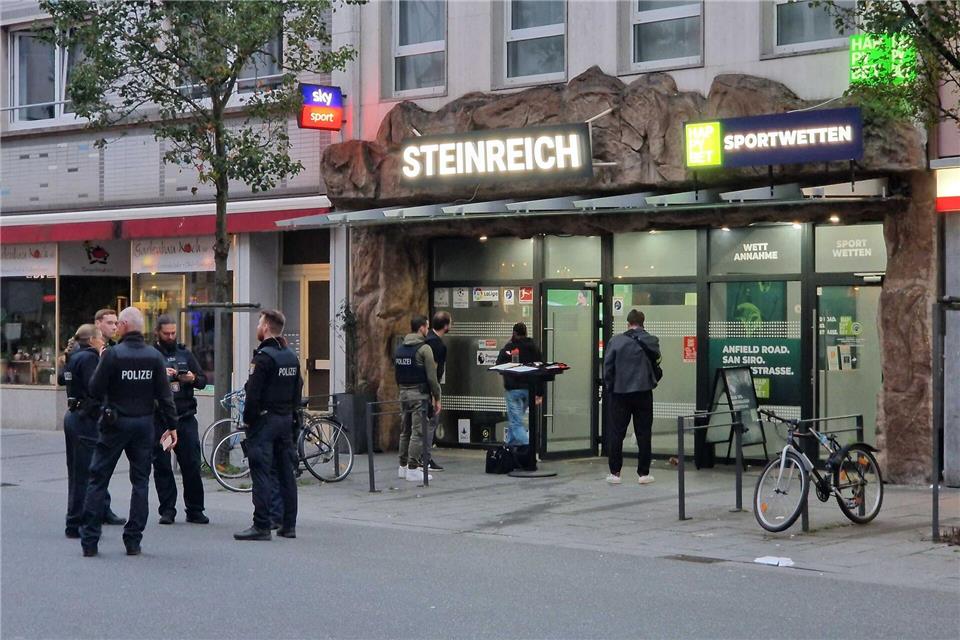 Es läuft ein größerer Polizeieinsatz. Carolin Eckenfels/dpa
