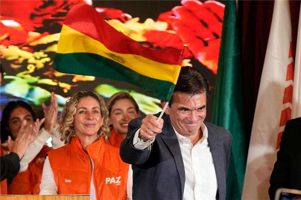 Ende der linken Ära in Bolivien: Paz gewinnt Präsidentenwahl „Es lebe das Vaterland, verdammt noch mal!“, rief Paz der Menge zu.Natacha Pisarenko/AP/dpa