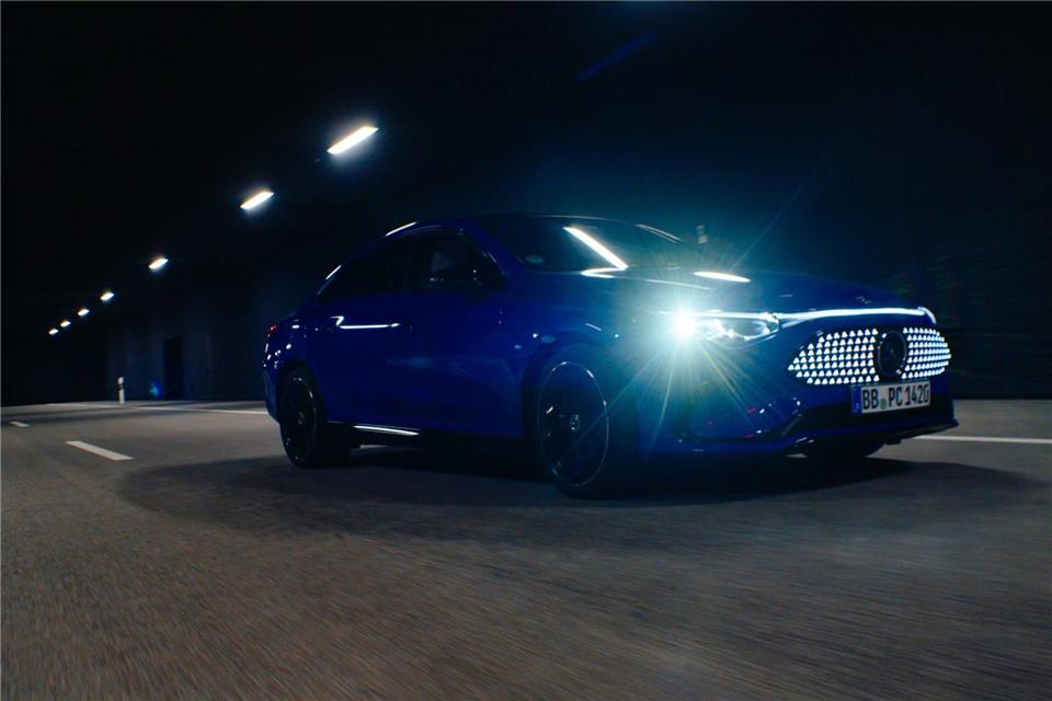 Es leuchtet nicht nur nach vorne, sondern auch auch schmuck am Auto. Das Digital Light der zweiten Generation mit dynamischem Ultra-Range Fernlicht und Mikro-LED im neuen CLA von Mercedes.Mercedes-Benz AG/dpa-tmn