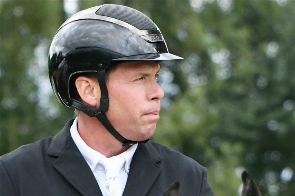 „Es macht echt Spaß“: Hermann Ostendarp vom ZRFV Borken mit der sechsjährigen Oldenburger Stute Unaja, Siegerpaar in Heiden.