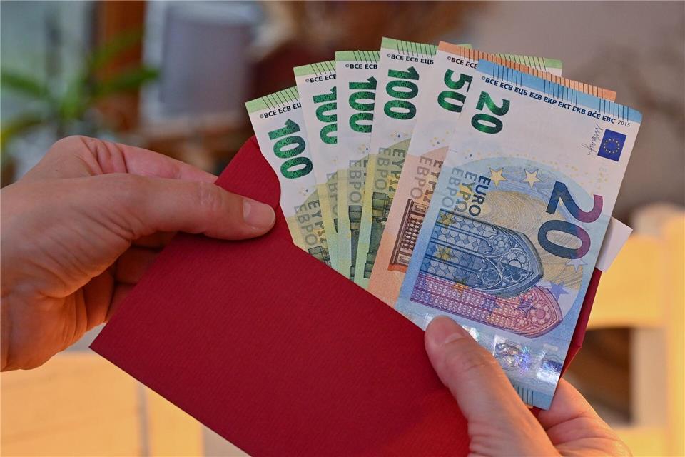 Es muss nicht immer Geld sein: Als Weihnachtsgeschenk kann auch gemeinsame Zeit verschenkt werden.picture alliance/dpa/dpa-Zentralbild