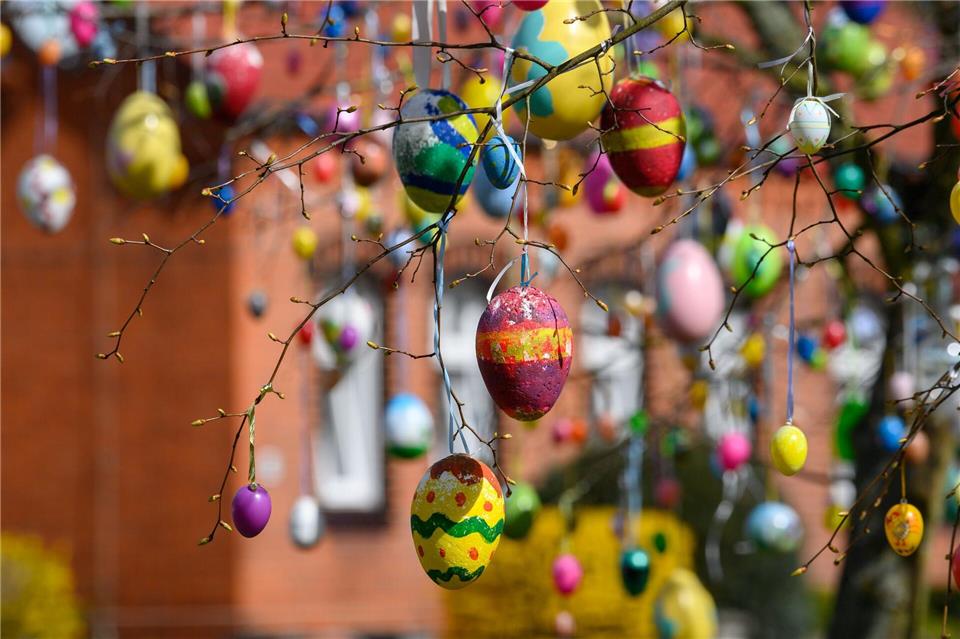 Es muss nicht immer das hängende Ei sein, in Horhausen im Westerwald ist das fliegende Osterei hoch im Kurs. (Archivfoto)Klaus-Dietmar Gabbert/dpa