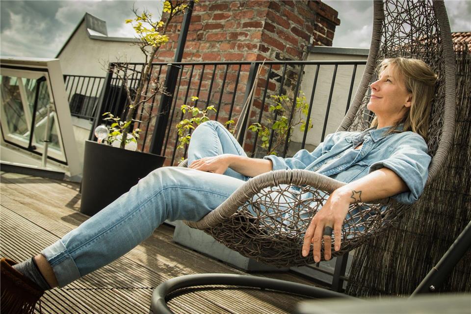 Es muss nicht immer das laute Lachen sein, bei dem einem fast der Bauch wehtut. Auch ein zartes Schmunzeln oder Lächeln wirkt positiv auf unsere Stimmung. picture alliance / dpa-tmn