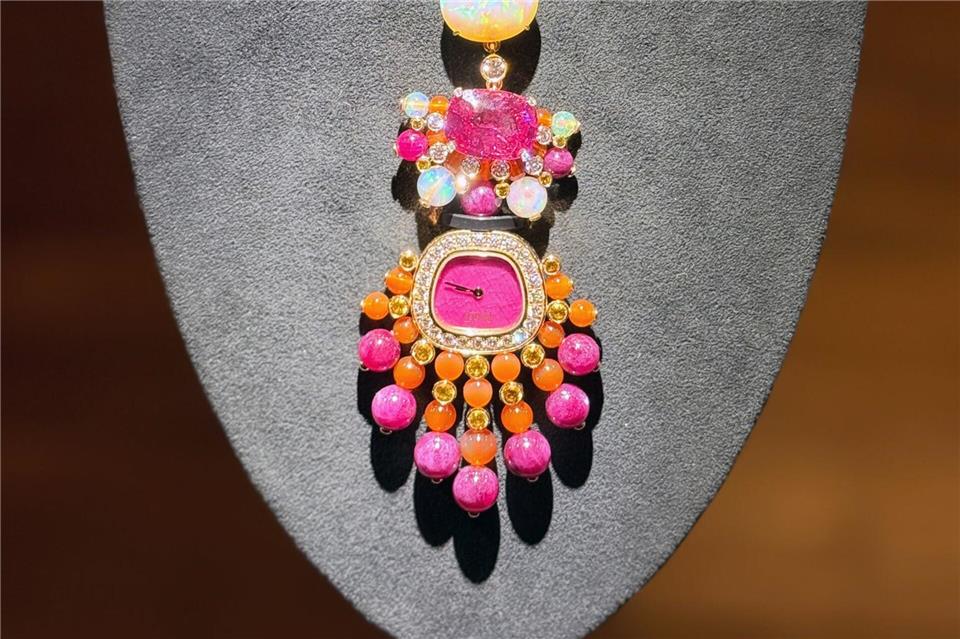 Es muss nicht immer gediegen sein: Diese Halskettenuhr namens Swinging Sautoir stammt aus der „Shapes of Extraleganza“ High Jewelry Kollektion von Piaget. Die Uhr ist in den Anhänger integriert - ein charakteristisches Design-Element, das Piaget in den 1960er Jahren berühmt machte.Verena Wolff/dpa-tmn