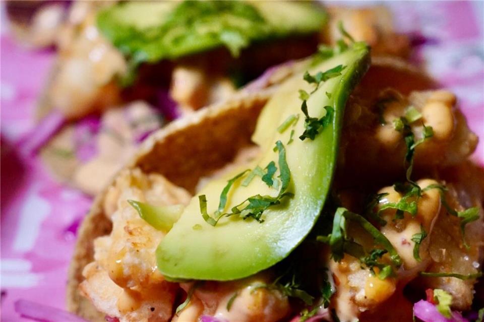 Es muss nicht immer gezupftes Fleisch sein: Auch kleine gebratene Fisch-Flöckchen mit Avocado machen den Taco lecker.Andres Besson/dpa-tmn