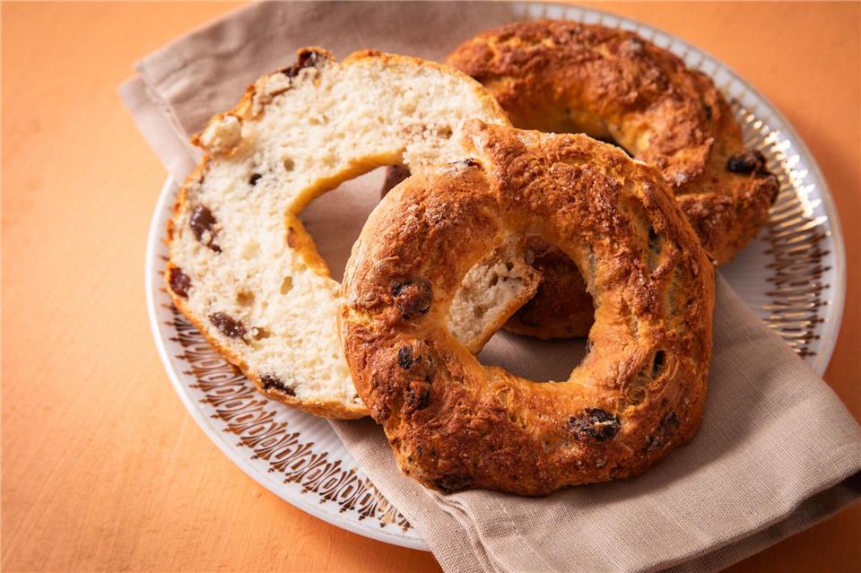 Es muss nicht immer herzhaft sein: Wer Bagels süß mag, kommt mit Rosinen und Zimt auf seine Kosten. Christin Klose/dpa-tmn