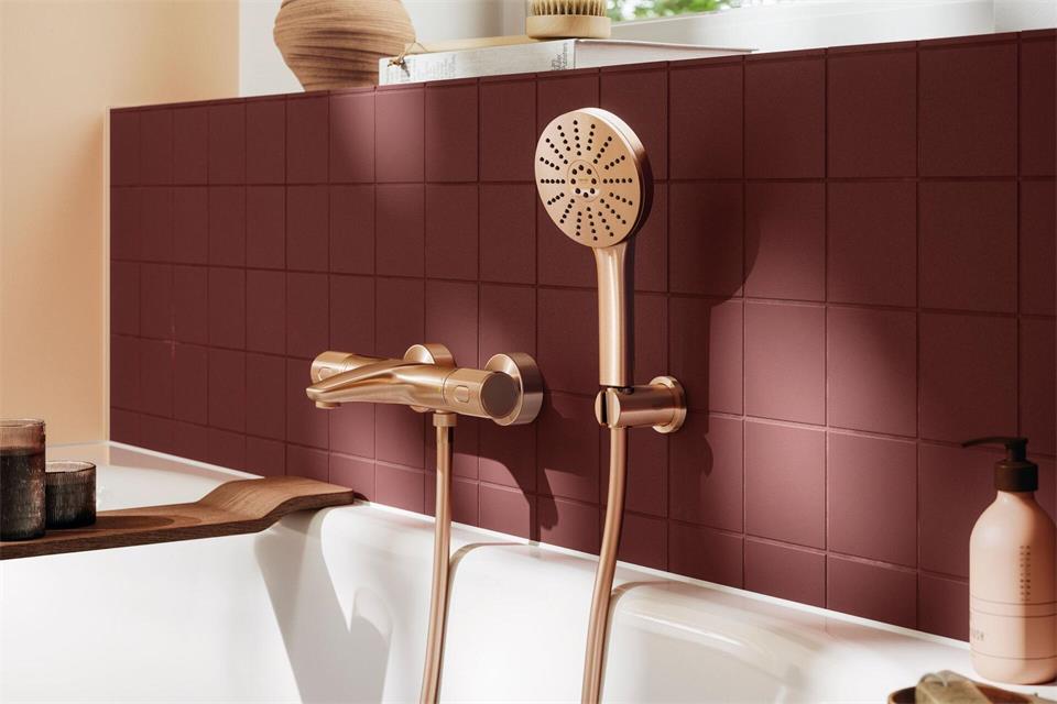 Es muss nicht immer silbrig sein: Das zeigt etwa eine Duscharmatur in der Farbe Warm Sunset aus der Vitalio Joy-Reihe von Grohe.Grohe/dpa-tmn