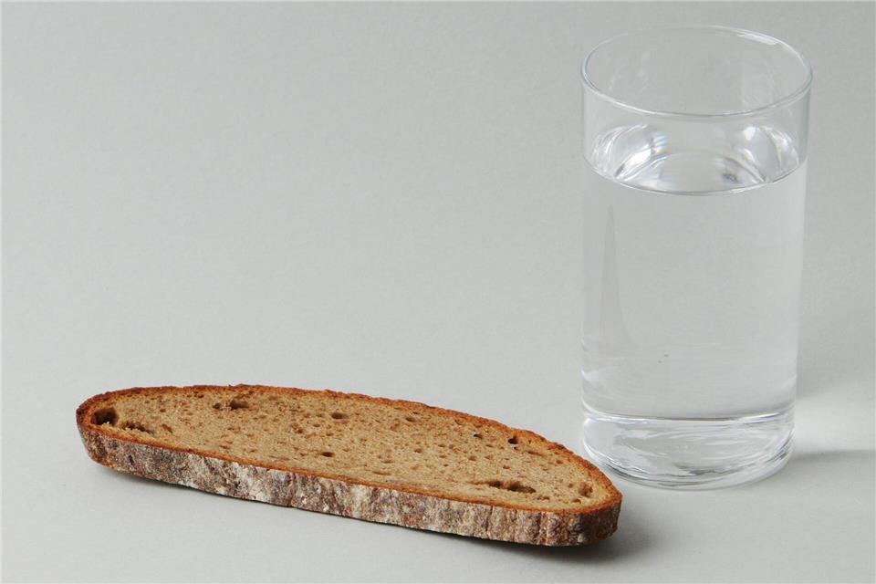 Es muss nicht strikter Verzicht beim Essen sein - Fasten kann sich auch auf TV oder Autofahren beziehen. (Archivbild)picture alliance / dpa