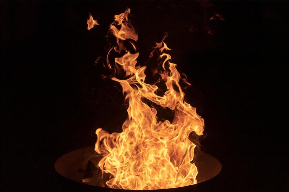 Es muss vielleicht nicht immer der Riesenhaufen sein: Kleinere Osterfeuer sind nicht nur sicherer, sondern auch leichter zu kontrollieren.Patrick Seeger/dpa/dpa-tmn