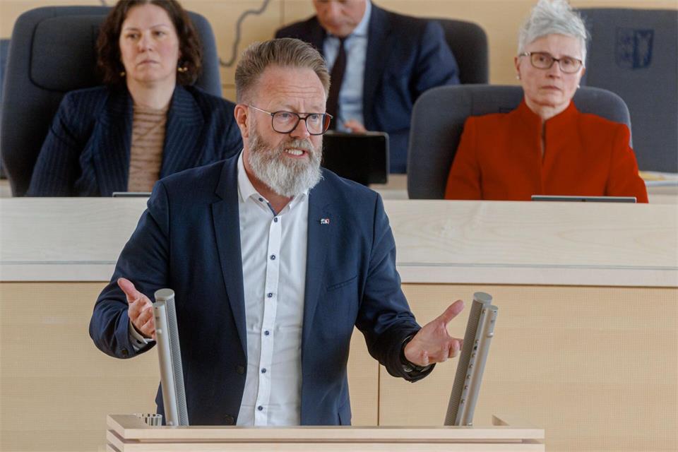 „Es passieren im Leben auch Fehler“, sagte Verkehrsminister Claus Ruhe Madsen (CDU). (Archivbild)Markus Scholz/dpa