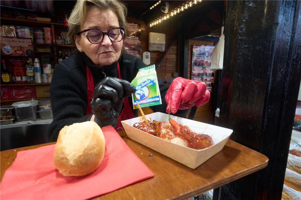 Es prickelt im Mund: Brause-Topping für die Currywurst.Thomas Frey/dpa