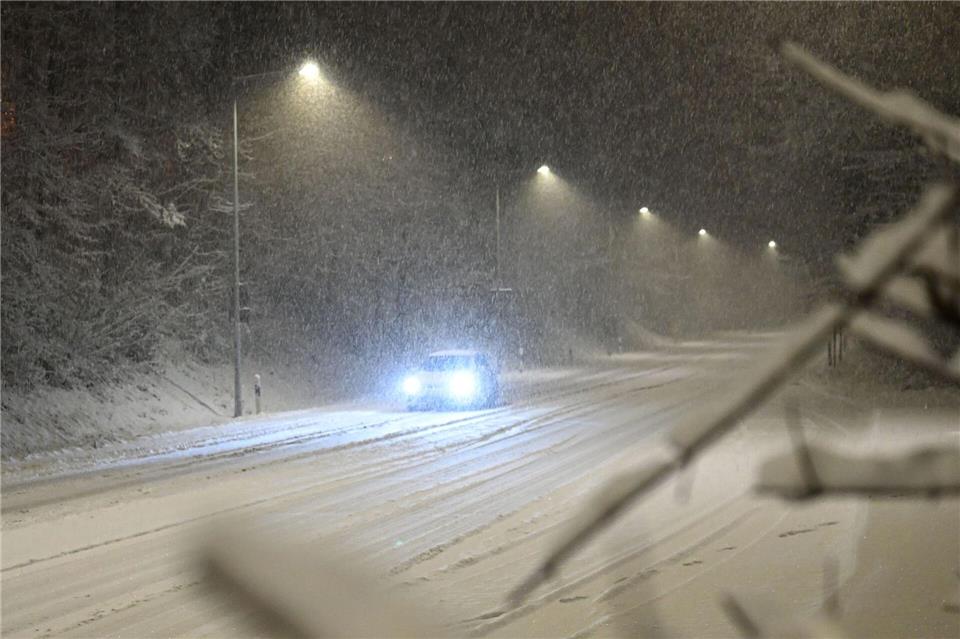 Es schneit in manchen Regionen Baden-Württembergs.Bernd Weißbrod/dpa
