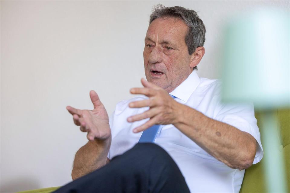 Es sei nicht flächendeckend bekannt, wo in Rheinland-Pfalz überall Kampfmittel aus den Weltkriegen im Boden lägen, sagt Innenminister Achim Schwickert. (Archivbild)Helmut Fricke/dpa