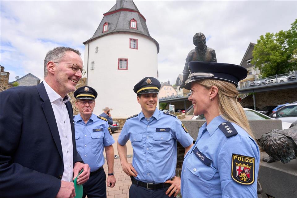 Dorfsheriff 2.0? So arbeitet der Bezirksdienst der Polizei Es sei nicht nur „aufnehmen und abgeben“ wie vorher in ihrem Wechselschichtdienst, sagte Anne Münker.Thomas Frey/dpa