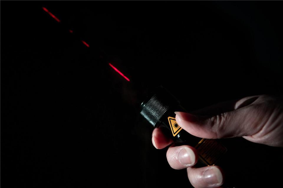 Lokführer mit Laserpointer geblendet - vier Männer gesucht Es sei niemand verletzt worden. (Symbolbild)Fabian Strauch/dpa