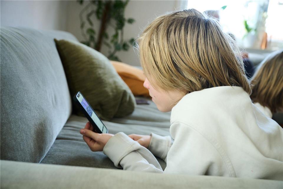 Es sei wissenschaftlich nachgewiesen, dass Kinder und Jugendliche, die in hohem Maße nicht altersgerechte Inhalte konsumieren, anfälliger für riskantes Suchtverhalten und problematischen Drogenkonsum werden, hatte der der Sucht- und Drogenbeauftragte der Bundesregierung, im August der „Rheinischen Post“. Annette Riedl/dpa