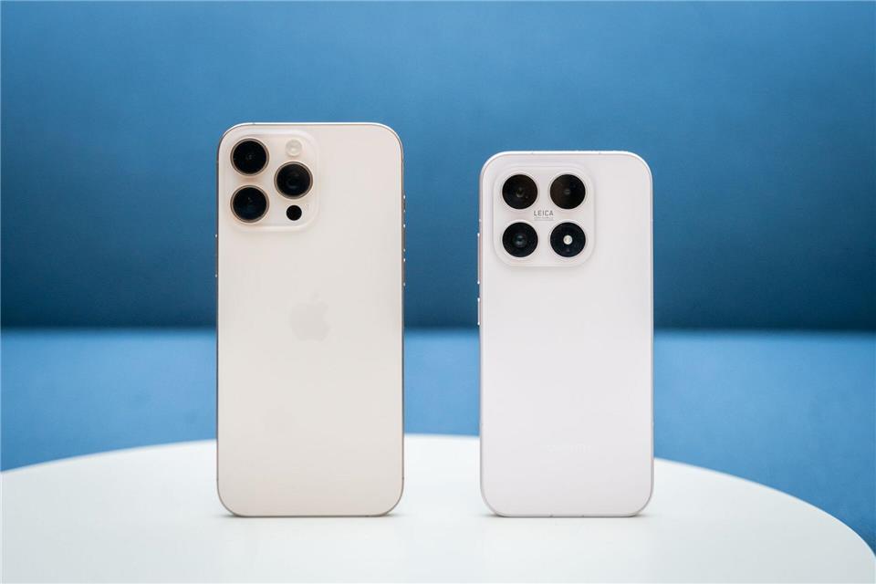 Es sieht aus, fühlt sich an und verhält sich so sehr wie ein iPhone, dass viele auf den ersten Blick keinen Unterschied bemerken würden. Mit seinem neuesten Flaggschiff-Smartphone 17 (rechts) scheint Xiaomi fest entschlossen zu sein, Apple zu übertrumpfen. Zum Vergleich: das iPhone 16 Pro Max (links).Zacharie Scheurer/dpa-tmn