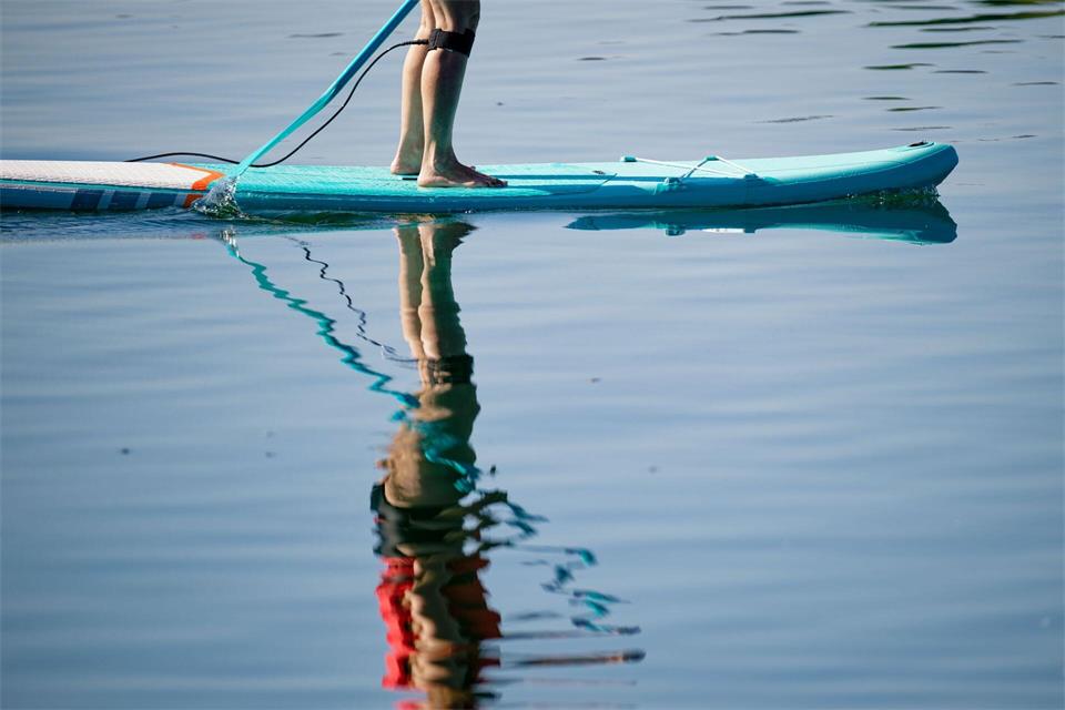 Es sieht einfach aus, doch sollten vor allem Neulinge auf dem Stand-Up-Paddle einiges beachten. (Symbolbild)Uwe Anspach/dpa