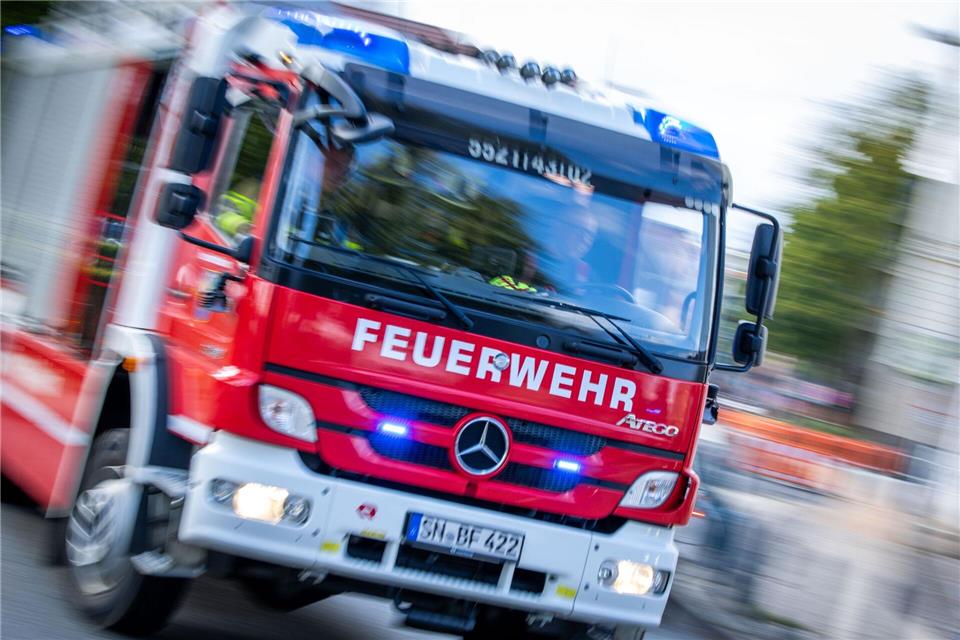 Es sind 100.000 Sachschaden nach dem Brand einer Lagerhalle in Torgelow entstanden. (Symbolbild)Jens Büttner/dpa